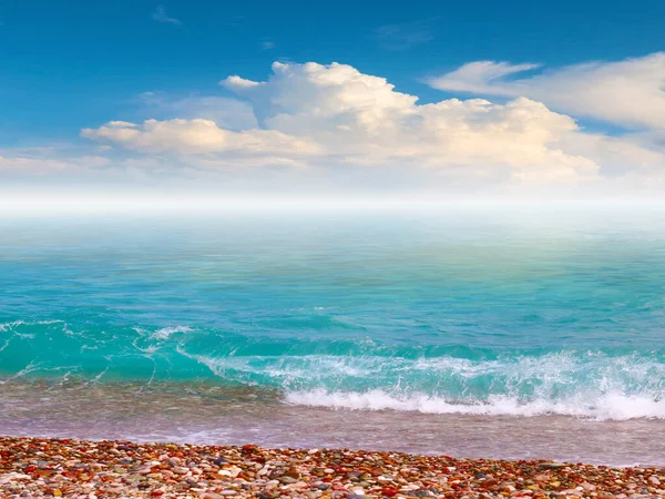 Schöner Bewölkter Himmel Über Dem Strand Des Mittelmeeres — Stockfoto