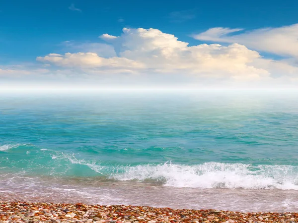 Schöner Bewölkter Himmel Über Dem Strand Des Mittelmeeres — Stockfoto