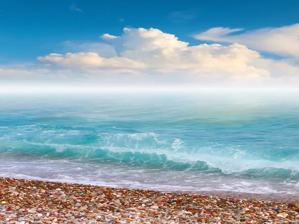 Bellissimo Cielo Nuvoloso Sulla Spiaggia Del Mar Mediterraneo — Foto Stock