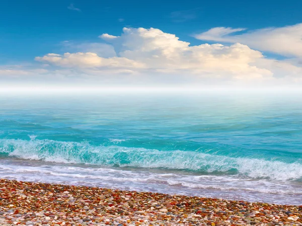 Bellissimo Cielo Nuvoloso Sulla Spiaggia Del Mar Mediterraneo — Foto Stock