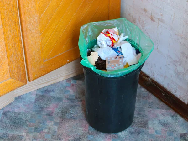 Yiyecek ve ev atığı dolu plastik bir kova.