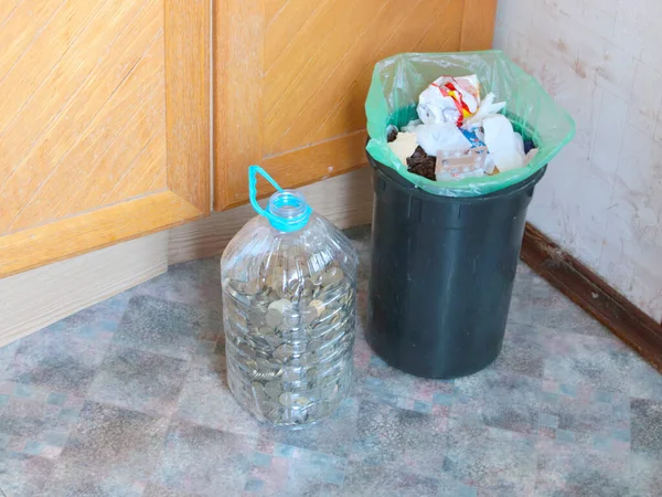 Пластиковое Ведро Бытовыми Отходами Бутылка Металлическими Монетами — стоковое фото