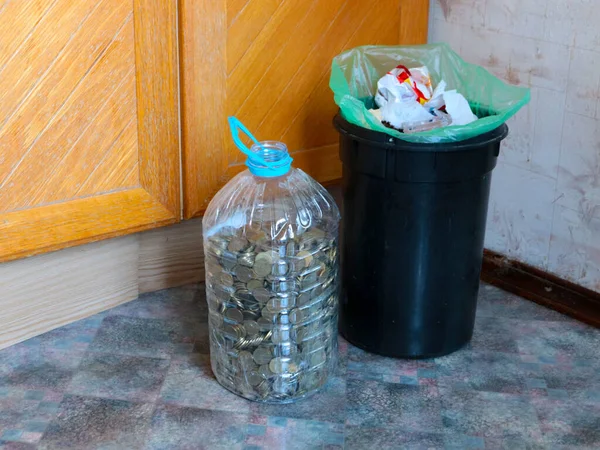 Пластиковое Ведро Бытовыми Отходами Бутылка Металлическими Монетами — стоковое фото