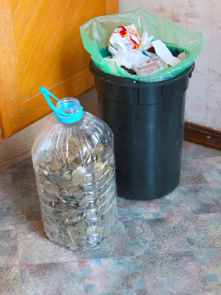 Plastikowe Wiadro Odpadami Gospodarczymi Butelka Metalowymi Monetami Ruble Rosyjskie — Zdjęcie stockowe