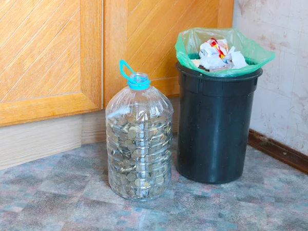 Cubo Plástico Con Residuos Domésticos Una Botella Con Monedas Metal — Foto de Stock