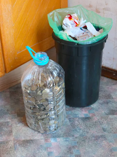 Cubo Plástico Con Residuos Domésticos Una Botella Con Monedas Metal — Foto de Stock