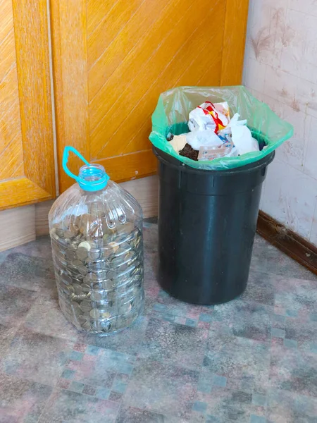 Cubo Plástico Con Residuos Domésticos Una Botella Con Monedas Metal — Foto de Stock