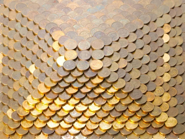 金字塔是由金属硬币卢布制成的 以说明货币的稳定性 — 图库照片