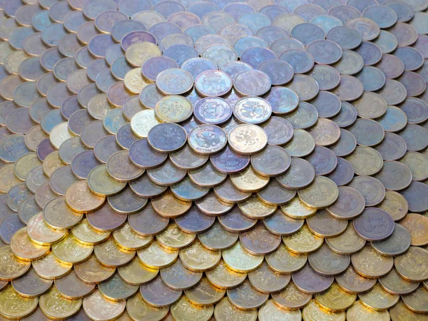 ピラミッドは通貨の安定性を図示するためにロシアのルーブルで作られています — ストック写真