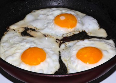 Sabah kahvaltısı için yumurta hazırlama süreci