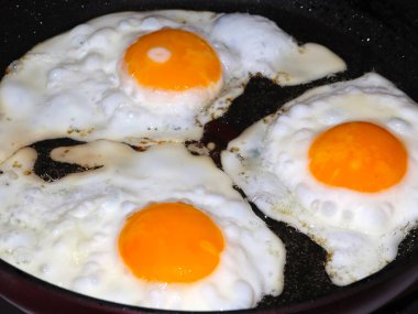 Sabah kahvaltısı için yumurta hazırlama süreci