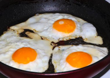 Sabah kahvaltısı için yumurta hazırlama süreci