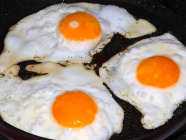 Sabah kahvaltısı için yumurta hazırlama süreci