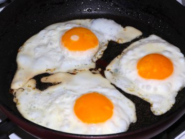 Sabah kahvaltısı için yumurta hazırlama süreci