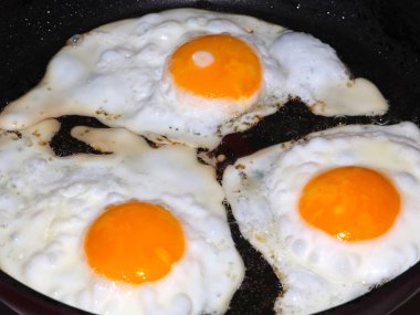 Sabah kahvaltısı için yumurta hazırlama süreci