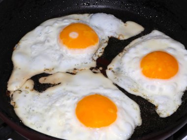 Sabah kahvaltısı için yumurta hazırlama süreci