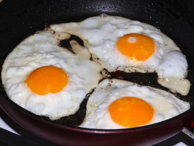 Sabah kahvaltısı için yumurta hazırlama süreci