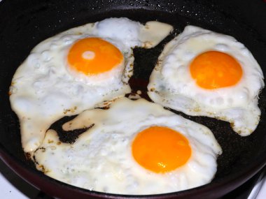 Sabah kahvaltısı için yumurta hazırlama süreci