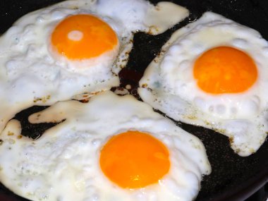 Sabah kahvaltısı için yumurta hazırlama süreci