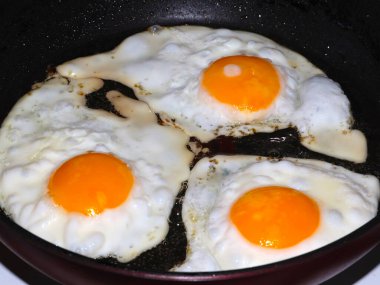 Sabah kahvaltısı için yumurta hazırlama süreci