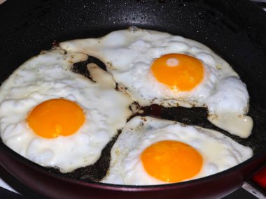 Sabah kahvaltısı için yumurta hazırlama süreci