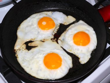 Sabah kahvaltısı için yumurta hazırlama süreci