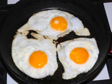 Sabah kahvaltısı için yumurta hazırlama süreci