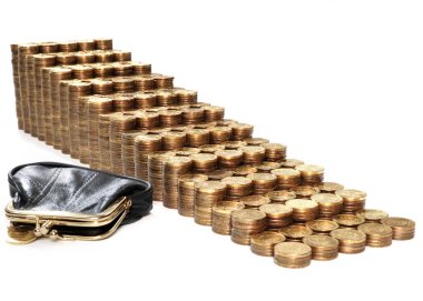 Bozuk paralar bir merdiven ve bir dilenciden gelen Rus rublesi için eski bir deri çanta ile istiflenir.