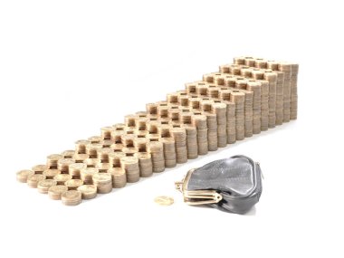 Bozuk paralar bir merdiven ve bir dilenciden gelen Rus rublesi için eski bir deri çanta ile istiflenir.