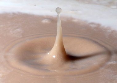 Kirlenmiş suyun yüzeyine düşen bir sıvı damlasının etkisi.