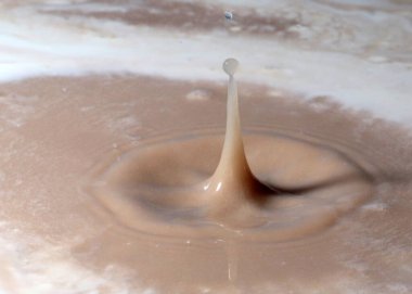 Kirlenmiş suyun yüzeyine düşen bir sıvı damlasının etkisi.