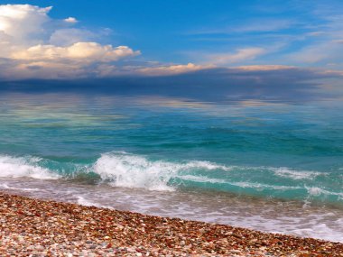 Güzel bir sahil ve akşam gökyüzü.