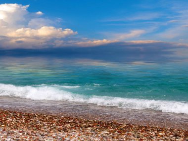 Güzel bir sahil ve akşam gökyüzü.