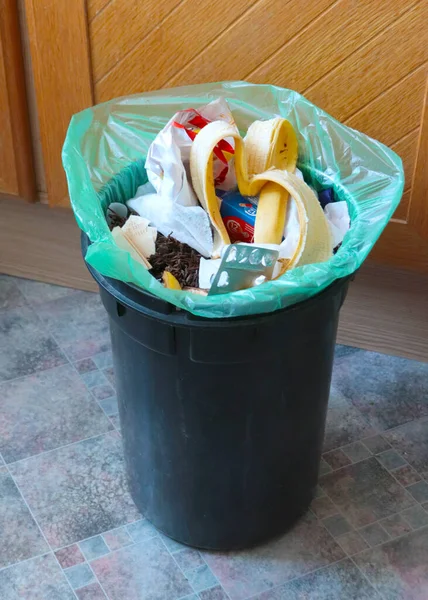 Plastikowe Wiadro Jest Wypełnione Odpadami Domowymi Śmieciami — Zdjęcie stockowe