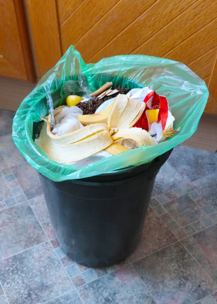 Cubo Plástico Está Lleno Residuos Domésticos Basura — Foto de Stock