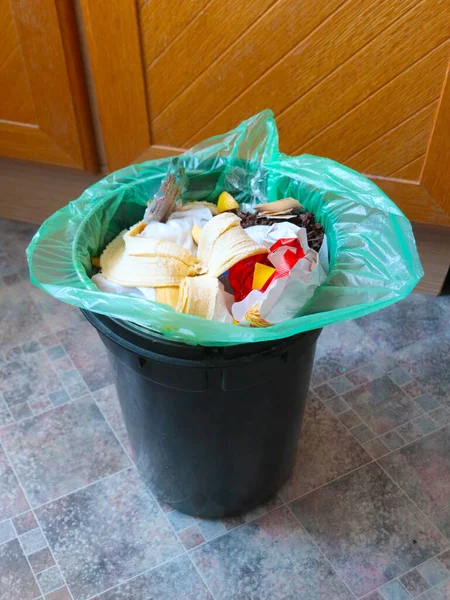 Cubo Plástico Está Lleno Residuos Domésticos Basura — Foto de Stock