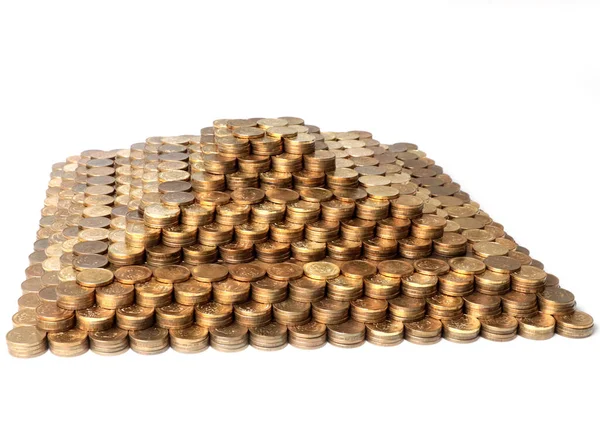 ピラミッドは 経済の信頼と無敵の象徴として 金属製のコインで作られています — ストック写真