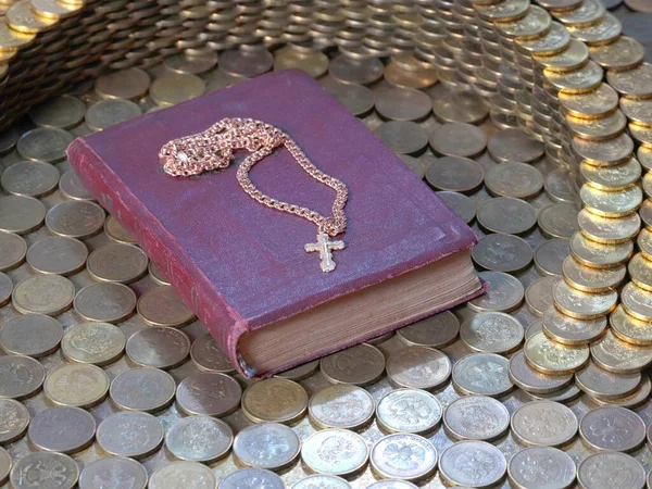 Uma Cruz Ouro Uma Cadeia Está Livro Religioso Rodeado Moedas — Fotografia de Stock