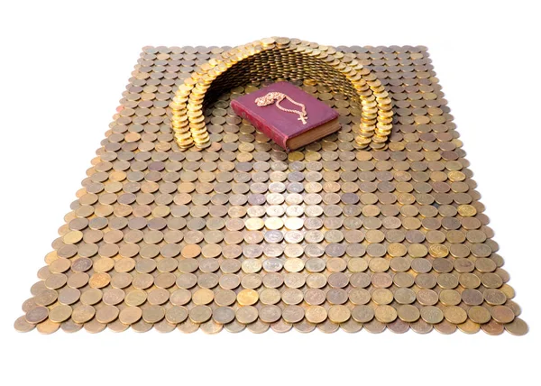 Золотой Крест Цепи Лежит Религиозной Книге Окруженной Монетами Российского Рубля — стоковое фото