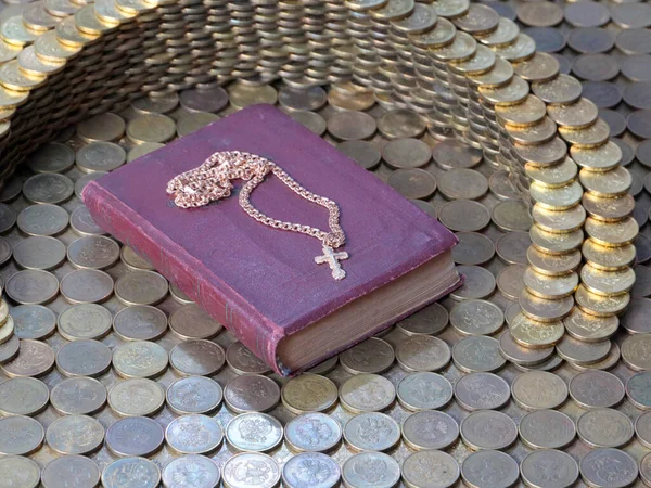 Uma Cruz Ouro Uma Cadeia Está Livro Religioso Rodeado Moedas — Fotografia de Stock