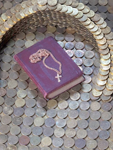 Gold Cross Chain Lies Religious Book Surrounded Coins Russian Ruble — Stock Photo, Image