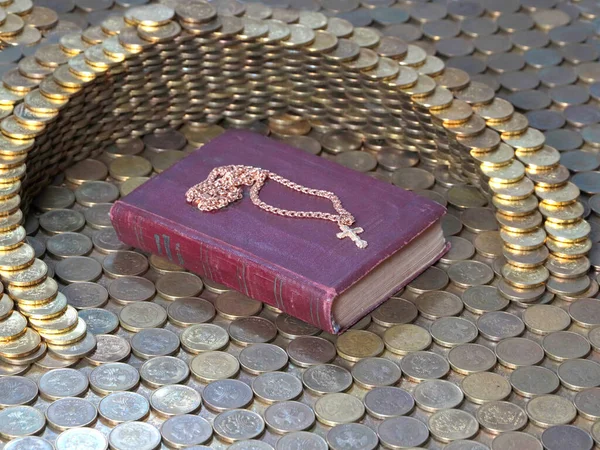 Una Cruz Oro Una Cadena Encuentra Libro Religioso Rodeado Monedas — Foto de Stock