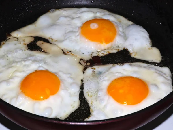 朝の朝食のために卵を作る過程は — ストック写真