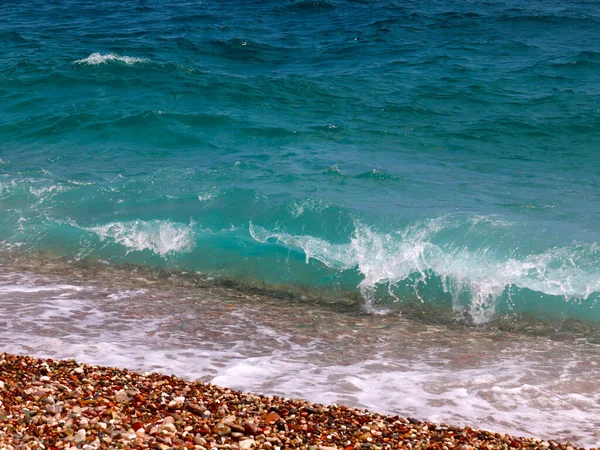 Piccole Onde Della Costa Del Mare Durante Una Debole Tempesta — Foto Stock