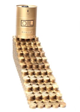 Rus rublesi metal paraların diyagramının yanında galonlarca ham petrol bulunan bir varil.