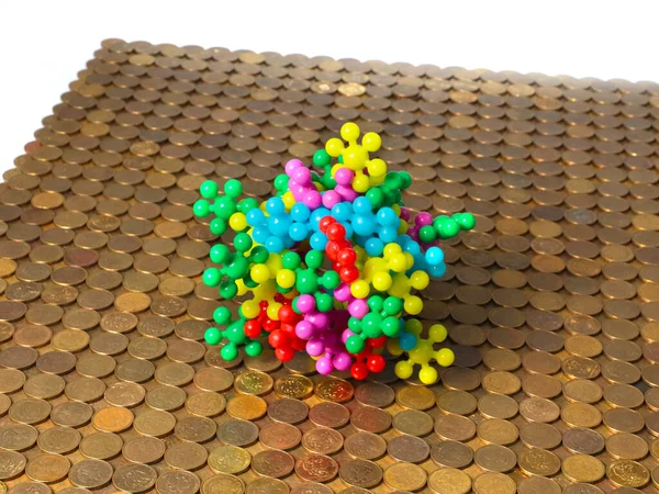 Пластическая Модель Заболевания Вызывающего Вирусную Молекулу Самолет Металлических Монет — стоковое фото