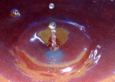 Kimyasal sıvının yüzeyine bir damla kirli su düşer ve kırılır.