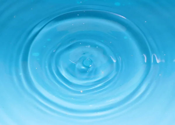 Ein Tropfen Klares Wasser Beim Fallen Erzeugt Phantasievolle Muster Auf — Stockfoto