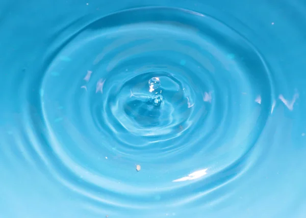 Egy Csepp Tiszta Víz Amikor Esik Létre Divatos Mintákat Felszínen — Stock Fotó