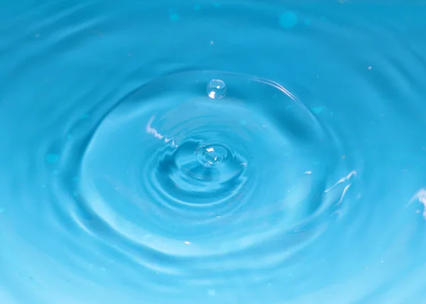 Una Gota Agua Clara Caer Crea Patrones Elegantes Superficie Del — Foto de Stock